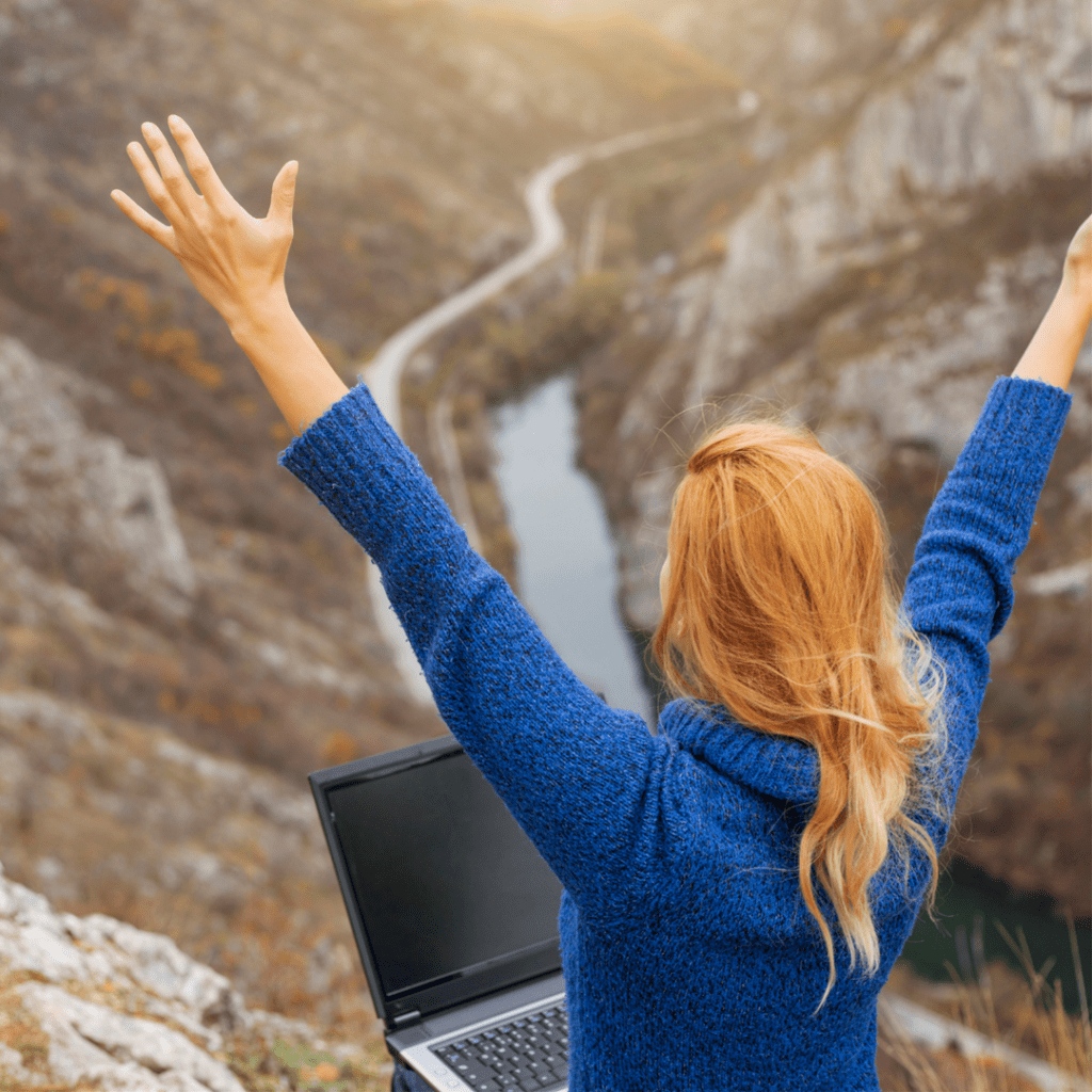 Blue Midlife
Réussite
Retour à l'emploi
Coaching Emploi
jeune femme rousse en haut d'une montagne avec les bras en l'air en signe de victoire et un ordinateur sur les genoux
